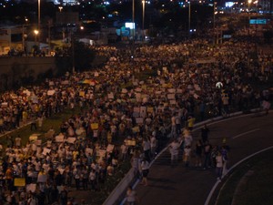 Protesto da #RevoltadoBusão, em Natal, percorre a BR-101 (Foto: Fabiano de Oliveira/G1)