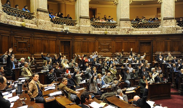 Câmara do Uruguai aprova legalização da venda da maconha. (Foto: Miguel Roho/AFP)