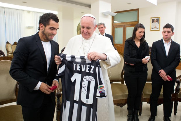 O Papa Francisco recebeu nesta terça-feira (12) no Vaticano o atacante argentino Carlos Tevez, em audiência privada, e ganhou uma camisa da Juventus, clube italiano defendido por Tevez. (Foto: AFP/Osservatore Romano)