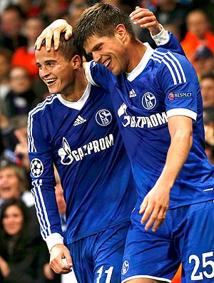 Huntelaar e Afelay comemoram gol do Schalke contra o Arsenal (Foto: Reuters)