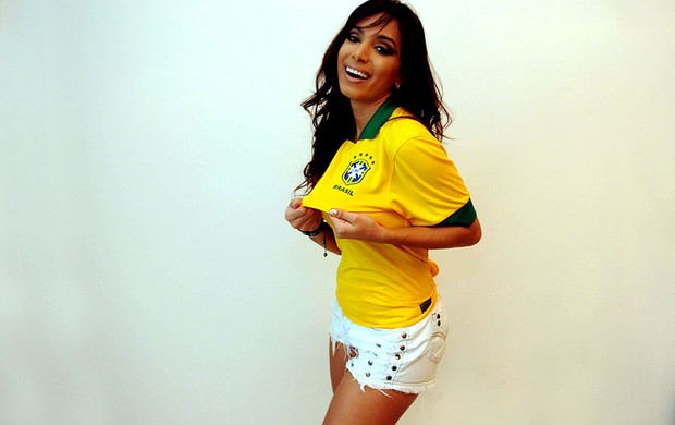 cantora anitta camisa brasil (Foto: André Durão / Globoesporte.com)