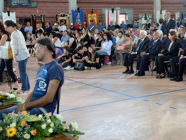 O presidente da Itália, Sergio Mattarella, esteve em funeral de vítimas do terremoto que atingiu cidades do centro da Itálianside a gym in Ascoli Piceno (Foto: Italian Presidency Press Office/Handout via REUTERS )