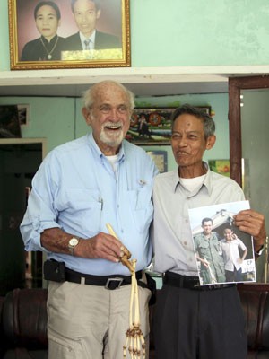 Ossos do braço perdido por Nguyen Quang Hung em 1966 são devolvidos a ele pelo médico que os amputou (Foto: AP)