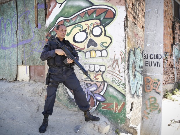 Agentes da Polícia Militar do Rio de Janeiro passam por treinamento com o Bope para aperfeiçoar o trabalho no Conjunto de Favelas do Alemão (Foto: Guito Moreto/Agência O Globo)