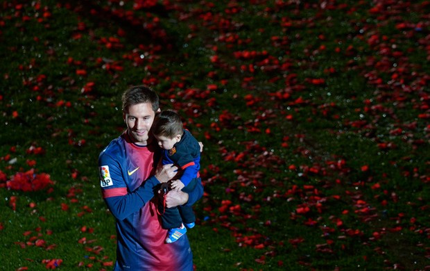 Lionel messi barcelona com o filho Thiago na festa do título (Foto: Agência AP)