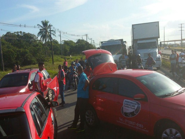 Profissionais da Central Única de Trabalhadores da Bahia bloqueiam os dois sentidos da Via Parafuso em protesto pró Dilma (Foto: Josué Pereira ) Profissionais da Central Única de Trabalhadores da Bahia bloqueiam os dois sentidos da Via Parafuso em protesto pró Dilma (Foto: Josué Pereira )