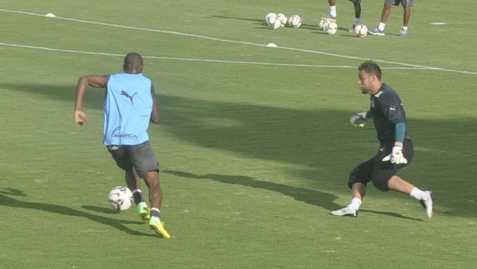 Thiago Mendes e Renan, jogadores do Goiás (Foto: Guilherme Gonçalves/GloboEsporte.com)