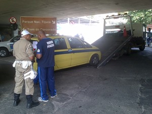 Táxi é rebocado após ser flagrado cometendo irregularidade (Foto: Divulga/ Seop)