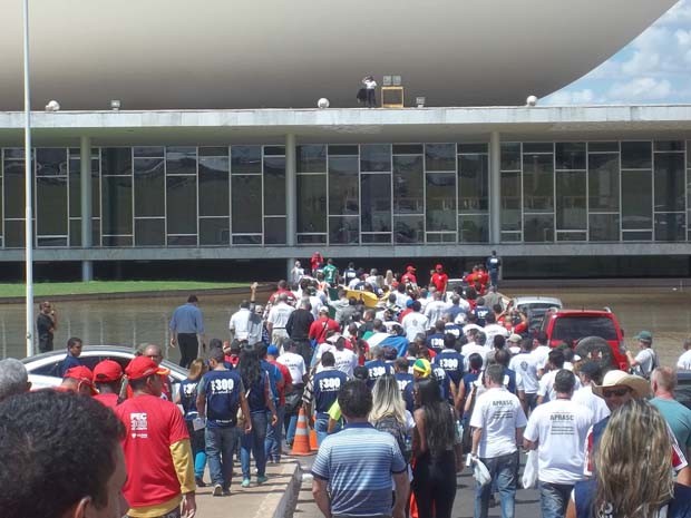 Manifestantes marcharam na manhã desta terça-feira (20) na Esplanada dos Ministérios, em Brasília (Foto: Gabriella Julie/G1 DF)