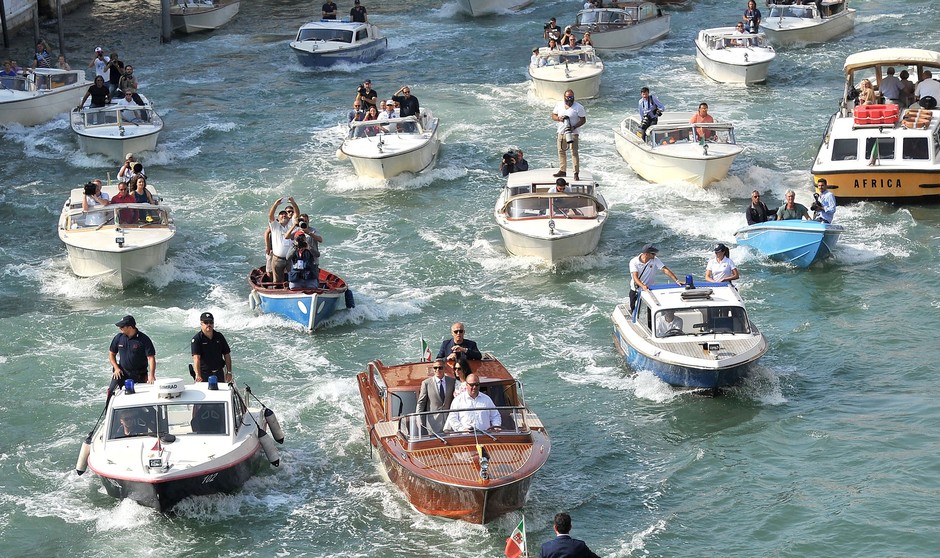 Barcos de seguranças e fotógrafos cercam os recém-casados George Clooney e Amal Alamuddin, em Veneza, na Itália