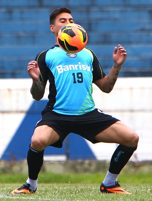 Vargas no treino do Grêmio (Foto: Lucas Uebel / Site Oficial do Grêmio)