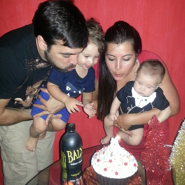 Ex-BBB Priscila com os filhos Pietro e Gabriel e o marido, Bruno Andrade, em festa (Foto: Instagram/ Reprodução)