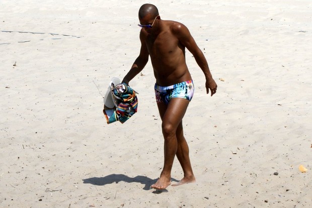 Emerson Sheik em praia na Barra da Tijuca, RJ (Foto: Marcos Ferreira / FotoRioNews)