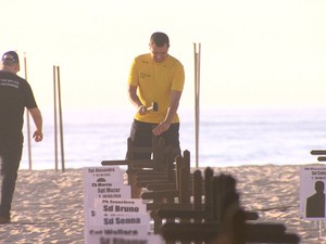 Cruzes foram fincadas na Praia de Copacabana (Foto: Reprodução/TV Globo)