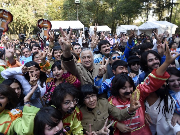 Pessoas fantasiadas de Beatles tentam bater recorde no México (Foto: Alfredo Estrella/AFP)