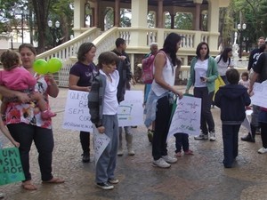 Manifestação em Pirassununga contou com pais e filhos na Praça Central (Foto: Ademir Naressi)