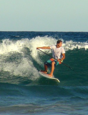 Caio Vaz stand up paddle (Foto: Viviane Leão/GloboEsporte.com)