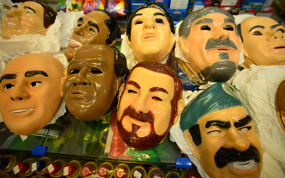 Máscaras de personalidades como Barack Obama, Joaquim Barbosa, Antonio Palocci e Saddam Hussein, entre outros, são vendidas na Rua 25 de Março (Foto: Cris Faga/Fox Press/Estadão Conteúdo)
