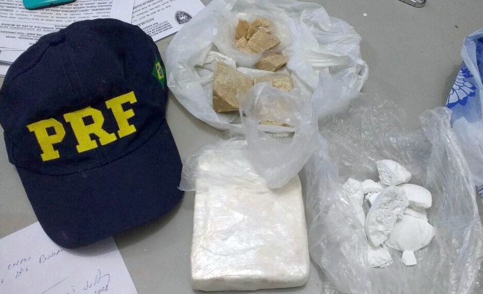 Cocaína e crack foram apreendidos durante fiscalização em uma van que saiu de Natal para Caicó. (Foto: Divulgação / PRF)