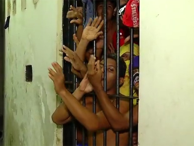 Delegacia de plantão da Zona Norte tem cela para 4 presos e está com 20 (Foto: Reprodução/Inter TV Cabugi)