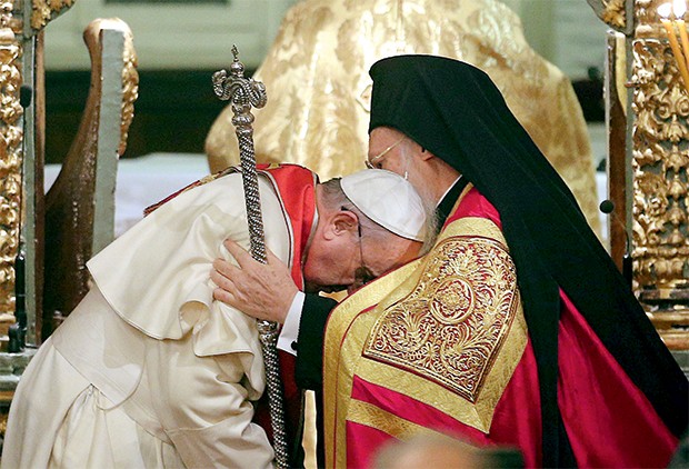 HUMILDADE É FORÇA  O papa Francisco pediu a bênção ao patriarca Bartolomeu em Istambul, em novembro. Ao mesmo tempo, mediava uma reaproximação histórica entre Cuba e EUA (Foto: Gregorio Borgia/AP)