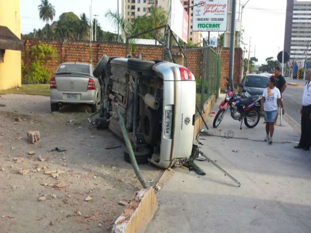 G Ve Culo Capota E Invade Loja Na Avenida Gustavo Paiva Em Macei