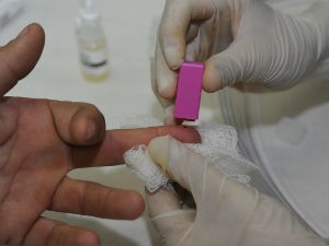 Para realizar o exame, é retirada uma gota de sangue do dedo  (Foto: Divulgação/ Sesa)