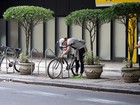 Júlia Lemmertz passeia de bicicleta pelas ruas do Leblon, no Rio