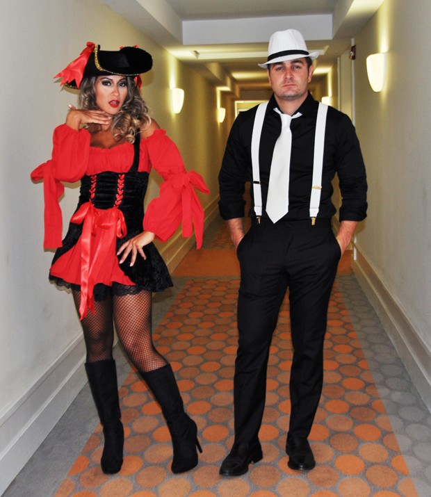 Fantasia de pirata casal  Halloween outfits, Couples costumes, Pirate  halloween costumes