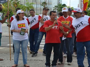 Manifestantes se reúnem no Centro de Aracaju (Foto: Emerson Emidio/G1)