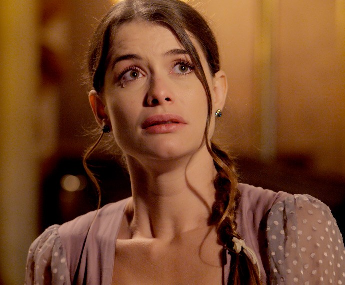 Lívia chora ao ouvir duras palavras sobre sua mãe (Foto: TV Globo)