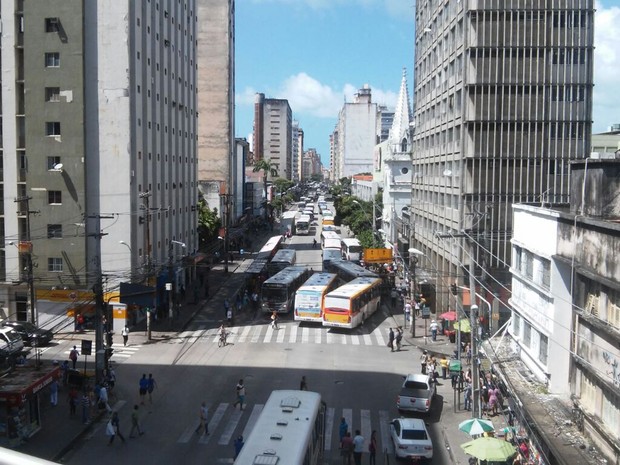 Protesto de motoristas de ônibus no Centro do Recife (Foto: Rodrigo Pedro da Silva, WhatsApp)