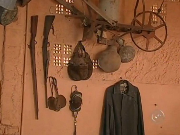 Museu dos Tropeiros abriga armas e roupas usadas no passado pelos tropeiros (Foto: Reprodução/ TV TEM)