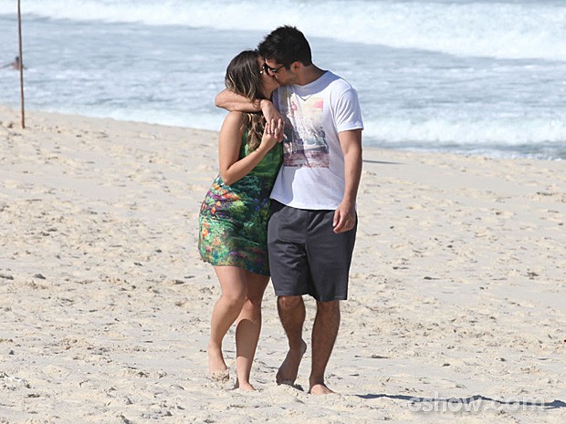 Bárbara e André se beijam na cena (Foto: Pedro Curi/TV Globo)