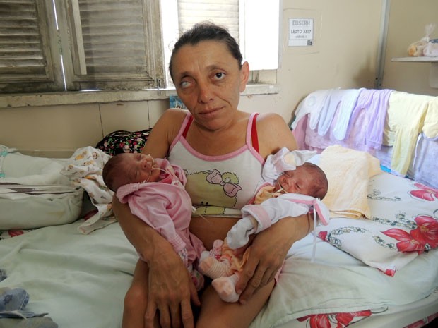Maria Dulcinéia com Maria Eduarda e Maria Helena na enfermaria da Maternidade Januário Cicco, em Natal (Foto: Felipe Gibson/G1)
