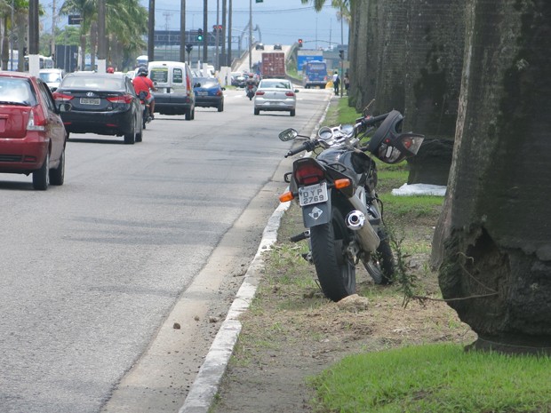 Moto da vítima ficou no canteiro central da avenida após o acidente (Foto: Mariane Rossi/G1)