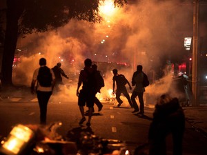 Manifestantes ateiam fogo em lixo pelas ruas durante confronto com a polícia. (Foto: Filipe Araújo/Estadão Conteúdo)