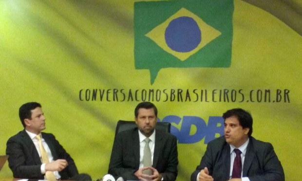 O líder do PSDB na Câmara, Carlos Sampaio (SP), ao centro, apresenta resultado da auditoria realizada pelo partido (Foto: Gustavo Garcia/G1)