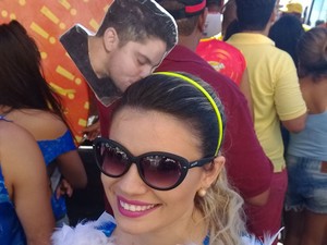 Fã posa para foto com cantor de Jorge &amp; Mateus beijando  (Foto: Jairo Gonçalves/G1)