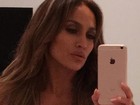 Jennifer Lopez posa decotada para selfie e ganha elogios