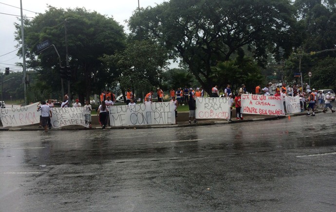 protesto torcedores São Paulo (Foto: Marcelo Prado)