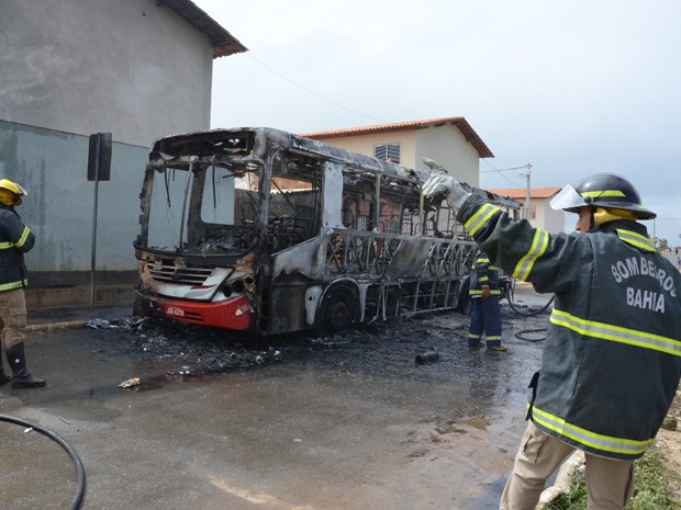 ônibus queimado em Vitória da Conquista (Foto: Anderson Oliveira / Blog do Anderson)