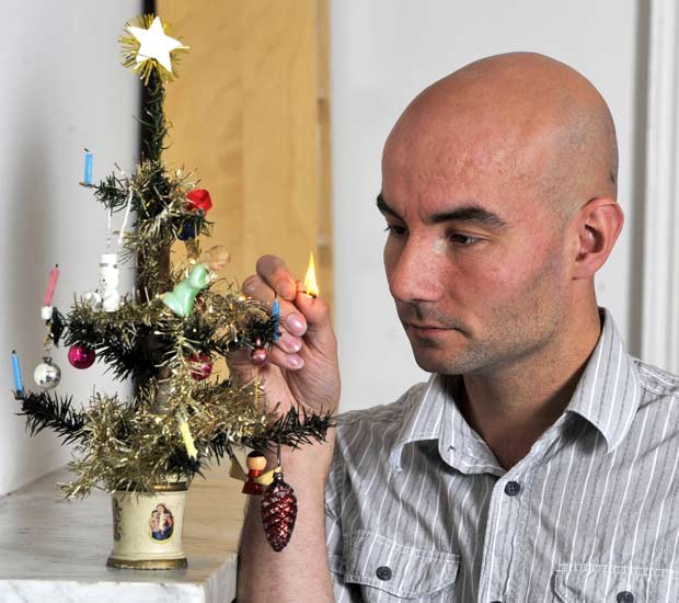 Paul Parker com sua árvore de Natal de 35,5 centímetros. (Foto: Neil Munns/Barcroft Media/Getty Images)