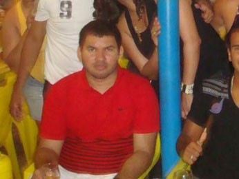 Gustavo com 110 Kg, em um bar com amigos (Foto: Luna Markman/ G1)