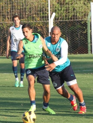Roni, meia-atacante, e Walter, atacante, em treino do Goiás (Foto: Rosiron Rodrigues/Goiás E.C.)