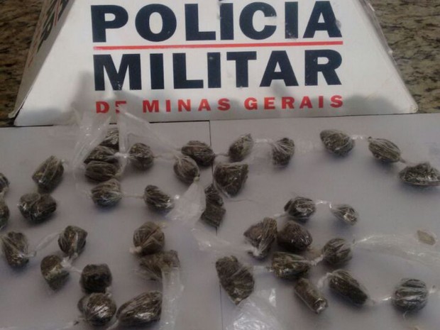 Drogas foram levadas para a delegacia (Foto: Polícia Militar/Divulgação)