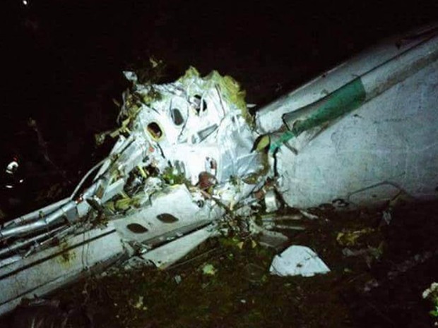 Carcaça do avião da LaMia que levava a equipe do Chapecoense é vista após o acidente aéreo na Colômbia. Na lateral é possível identificar parte do prefixo da aeronave (CP-2933) (Foto: Reprodução/Twitter/Departamento de Polícia de Antioquia)