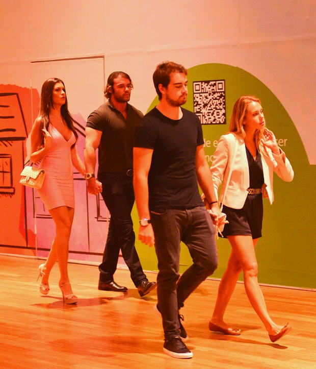 Luma de Oliveira passeia com os filhso Thor e Olin e suas namoradas (Foto: AgNews)