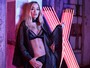 Rita Ora posa supersensual de lingerie com transparências