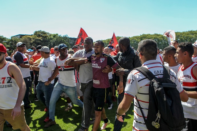 Wesley escoltado protesto são paulo (Foto: Rafael Arbex/Estadão Conteúdo)